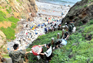 西引島后澳淨灘　軍民協力清除海漂垃圾