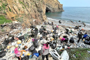 　東引鄉公所、東湧社區發展協會、東引指揮部攜手清理西引島后澳海漂垃圾，軍民以傳遞接力方式，辛苦地將垃圾搬運至車輛可以抵達的地方。（圖：東引鄉公所）