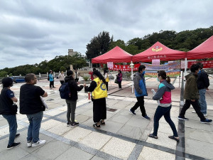 慶祝五一,工會別出心裁,改以趣味童玩體驗及勞工權益聯合宣導。(圖/文:曹重偉)