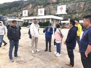 東引鄉公所、鄉代會建議中柱港區增建遮雨停車格及提升港區環境,港務處長黃騰毅、工務處科長吳曉虎等人到場會勘,瞭解地方需求。(圖/文:陳其敏)