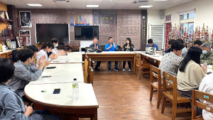 敬恆國中小校級課程博覽會,教育處及輔導團訪視教學狀況,給予回饋與建議。(圖/文:宋幸儒)