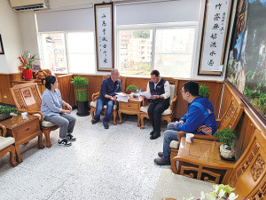 議員曹以標等人拜會縣長,就腸病毒疫情表憂慮及建議。(圖:縣府提供)