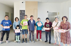 　母親節將至，唐氏症基金會董事長林正俠、議長張永江、鄉長林德建贈送禮物給東引經濟弱勢家庭，提前祝福母親節快樂。（圖：東引鄉公所）