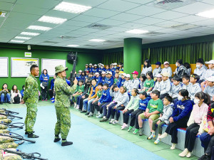 　塘岐國小師生配合全民國防前往軍方電子靶場體驗射擊樂趣。（圖／文：陳鵬雄）