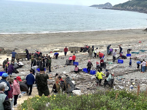 　莒光鄉公所在東莒後澳沙灘辦理擴大淨灘環境教育宣導活動，軍民齊心合作。（圖／文：蔡夢玲）