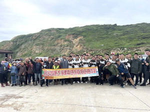 莒光鄉公所及莒光守備大隊共同辦理「莒光鄉擴大淨灘暨推廣環保教育宣導活動」,軍民合力恢復海岸線美麗風貌。(圖/文:宋幸儒)