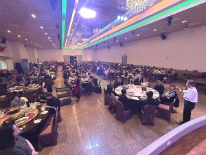 慕名而來!台灣設計研究院教職員一行179人,由院長張基義、副院長艾淑婷率隊來馬員工旅遊,秘書長張龍德代表縣長表達歡迎之意。(圖/文:曹重偉)