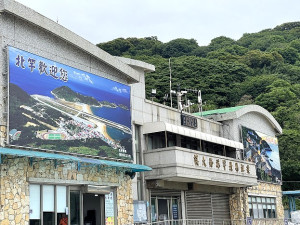 　白沙港務大樓前方牆面大型宣傳看板重新掛設。（圖／文：陳鵬雄）