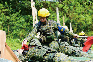 射手臥姿射擊。(圖:陸柏熏)
