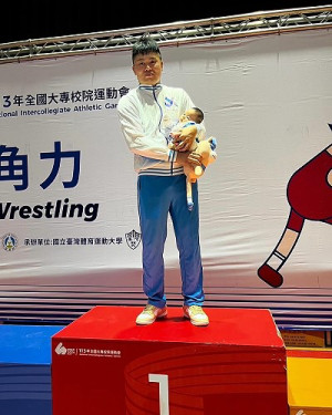 角力選手王明亮參加113年全大運勇奪公開男生組自由式第五級金牌。(圖:王明亮)