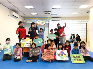 　民社處舉辦「CRC兒童劇團工作坊」，豆子劇團帶領孩子從戲劇互動培養表達能力並認識兒童權利公約。（圖：民社處）
