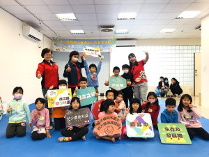 民社處舉辦「CRC兒童劇團工作坊」,豆子劇團帶領孩子從戲劇互動培養表達能力並認識兒童權利公約。(圖:民社處)