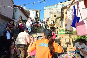 　「東馬台階梯市集」第二天，依然吸引許多軍民逛攤、聽歌，感受老街的人文氣息與悠閒時光。 （圖／文：陳其敏）