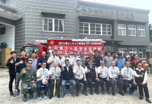 連江縣消防局7日在莒光消防分隊前廣場舉行臺灣省城隍廟捐贈水箱消防車1輛捐贈典禮。(圖/文:宋幸儒)
