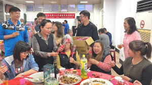 莒光鄉母親節慶祝餐會,西莒模範母親曹月花接受表揚。(圖/文:宋幸儒)