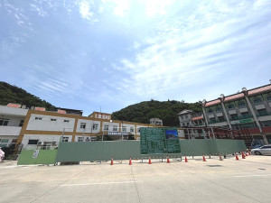 　馬祖海巡隊廳舍將原址重建，近日廠商將施工區周邊搭起圍籬，因該處臨近福澳郵局，提醒洽公民眾要多留意停車問題。（圖／文：曹重偉）