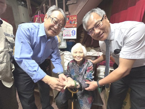 　介壽村官長春女士過90歲生日，秘書長張龍德代表縣長，會同鄉長林志東等登門拜訪，為她戴上90歲以上壽星才有的金戒指。（圖／文：曹重偉）