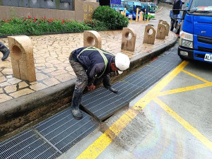 　為防範汛期強降雨造成排水堵塞，環資局展開各地下水道管線清淤，確保排水順暢。（圖：環資局）