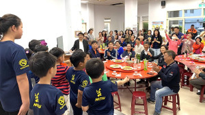 　莒光鄉公所宴請東莒所有辛勞的媽媽們，餐會中各界紛紛獻上誠摯祝福。（圖／文：蔡夢玲）