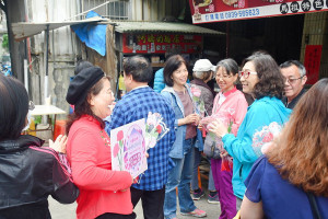 　慶祝113年母親節，中國國民黨連江縣黨部10日與全國同步舉辦「媽媽都是我的寶」致送康乃馨活動，收到花束的女性相當驚喜。（圖／文：曹重偉）