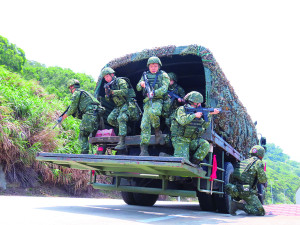 官兵下車警戒應變。（圖：林雅琪）