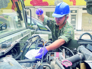 悍馬車定期性保養。（圖：何蕙圳）