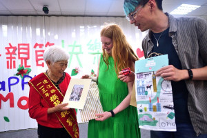 　（上圖）東引鄉舉辦母親節感恩餐會及表揚模範母親劉愛珍女士，氣氛溫馨且歡樂。（下圖）來自蘇格蘭的藝術家Chloe Smith，特別帶了家鄉的風景明信片等紀念品送給模範媽媽劉愛珍女士。（圖／文：陳其敏）