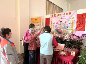 　馬祖佛光緣慶祝佛誕節、母親節，昨(12)日舉辦浴佛活動，邀民眾禮佛向善。（圖／文：馮紹夫）