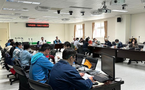 落實及強化防救災工作推動,連江縣災害應變中心13日在消防局召開113年災害防救業務第一次四方工作暨公所管考會議。(圖/文:曹重偉)