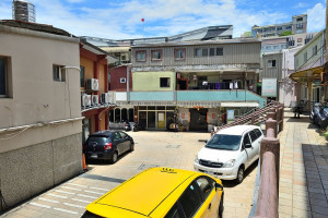 　東引鄉南澳核心區停車空間不足，違停嚴重，鄉公所將重新檢討現行交通標線劃設的合宜性，以符合事實現況之需要，並協請警方加強宣導與取締。（圖／文：陳其敏）