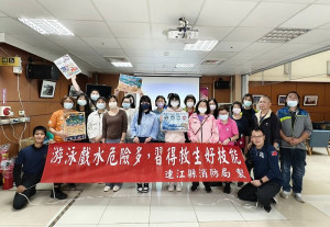 為使全體員工熟稔消防安全知識及實體操作,大同之家13日舉辦年度第1期員工自衛消防教育訓練,邀請地區教官講解正確防火觀念。(圖:大同之家)