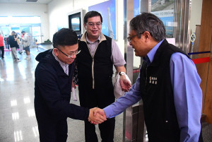　國家通訊傳播委員會主任委員陳耀祥一行16日抵馬視察通信基礎設施，秘書長張龍德代表縣府前往接機及歡迎之意。（圖：連江縣政府）