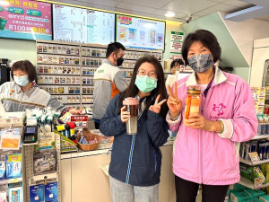 　限塑！環資局將於即起進行全面稽查，針對購物用塑膠袋、一次用飲料杯、免洗餐具、吸管及過度包裝等進行不定期稽查。（圖：連江縣環資局）