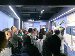 因應民俗文物館更新完成,文化處14日舉辦島嶼解說員培力課程,邀請前校長王花俤主講,解析3、4樓的「探索島嶼」、「戰地島嶼」。(圖:縣府文化處)