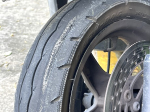 　日前北竿一起重大機車車禍意外，經警方初步調查係爆胎所致，提醒用車人要注意車輛保養。（圖／文：陳鵬雄）