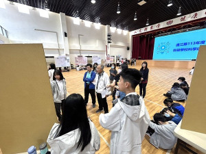 　連江縣113年各級學校科學展覽17日圓滿落幕，參賽學生賣力解說，評審委員們細心評選。（圖／文：曹重偉）