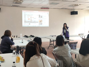 強化新住民職場競爭力,新移民女性關懷協會舉辦兩場次「友善職場.能量營造」研習,還有DIY調和好心情情緒香氛噴霧,學員樂開懷。(圖/文:曹重偉)