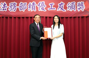 連檢之光!曹玉琴榮獲113年法務部績優工友,16日由法務部蔡清祥部長親自頒獎。(圖:連江地檢署)