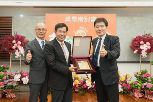 感謝潘文忠部長七年多貢獻,教育部17日特別在5樓大禮堂舉辦感恩惜別會,副縣長陳冠人代表縣長王忠銘及所有鄉親感謝對地區鼎力支持。(圖:縣府)