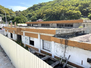 結構老舊　北竿鄉代會提案建議午沙候船室拆除