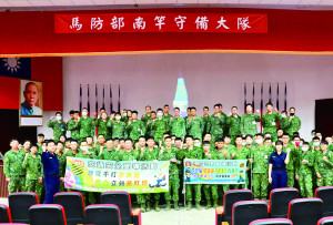 所長與官兵合影。（圖：胡鐵耀）
