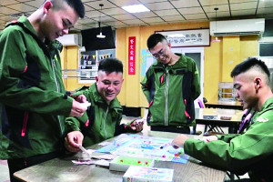 官兵神情專注與隊友討論團隊策略。（圖：李錚姝）