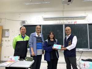 113年國中教育會考18日登場,地區5所國中共有87位考生報考。教育處長王禮民前往慰問師生及家長,轉達縣長對學子的關心。(圖/文:曹重偉)