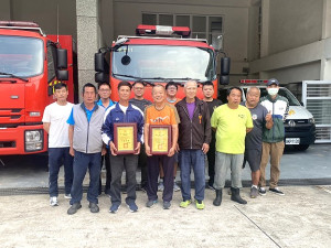 首波屆滿退休義消,陳宗彬與曹木水接受全體同仁慶祝表揚。(圖/文:蔡夢玲)