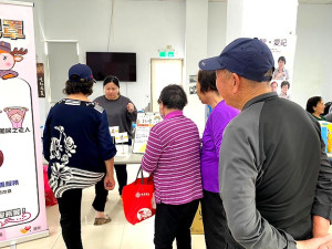 連江縣衛生局辦理的531無菸日打卡快閃宣導活動,鄉親參加踴躍。(圖/文:宋幸儒、蔡夢玲)