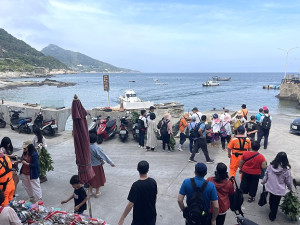 　橋仔是前往大坵重要港口，春夏旺季碼頭出入人潮多也帶動周邊商機。（圖／文：陳鵬雄）