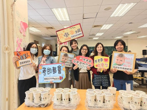 113年國中教育會考19日落幕,地區到考率為百分之百,熱心介壽家長由會長楊清宇組成應援團前往加油,路人直呼馬祖孩子真的太幸福了。(圖:楊清宇)
