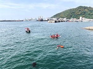 馬祖岸巡隊聯合海巡隊、水上救生大隊、鳳凰志工大隊舉辦救生救難演練,互助合作展現救援應變能力。(圖:第一○岸巡隊)