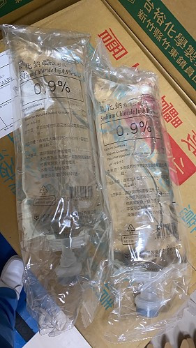 國內輸液大廠因違反規定勒令關廠造成缺貨,引起病友鄉親及衛生單位的關心;縣醫表示供貨穩定且維持3個月以上安全儲量,請病友放心。(圖/文:曹重偉)