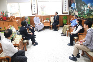 　法鼓山基金會秘書長常順法師、旅台鄉親陳治明一行拜訪縣府，受到縣長王忠銘等熱情歡迎，常順法師特致贈聖嚴法師墨寶「平安」。（圖／文：曹重偉）